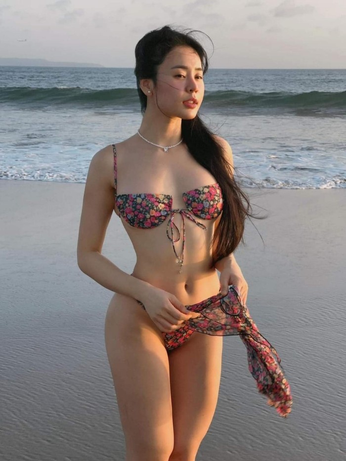 Gái đẹp diện bikini hoa nhỏ xíu khoe dáng nóng bỏng trên bãi biển