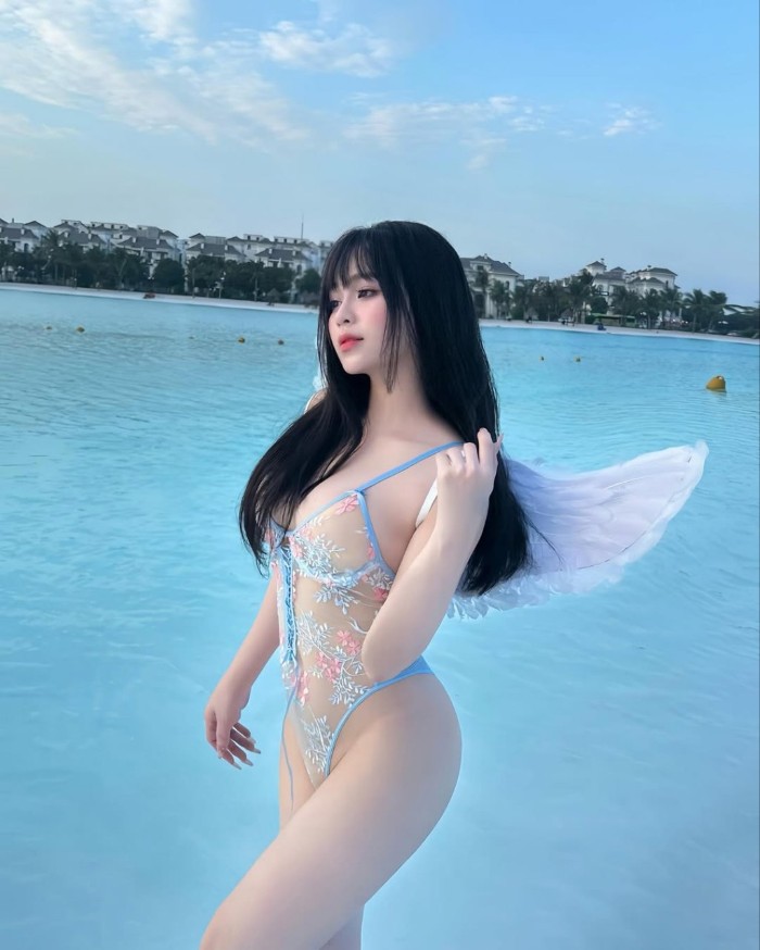 Bikini Trong Suốt Và Cánh Thiên Thần – Gái Xinh Như Hiện Thân Của Cám Dỗ